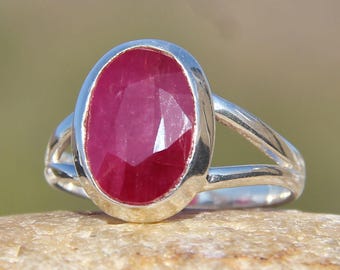 Anillo de plata de ley con rubí: cristal rojo antiguo, piedra natal de julio