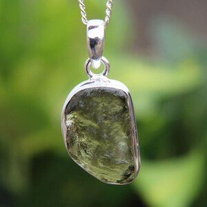 Colgante de moldavita cruda de plata esterlina hecho a mano: joyería bohemia de tectita verde