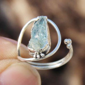 Anillo de aguamarina en bruto: joyería de plata de ley ajustable con cristales curativos.