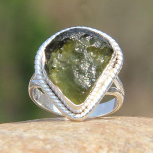 Rohe Moldavit Sterlingsilber Ring: Grüner Kristall Tektit Schmuck