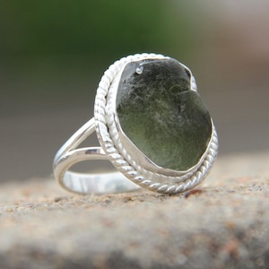Roher Moldavit Ring: Sterling Silber Grüner Tektit, Tschechischer Schmuck