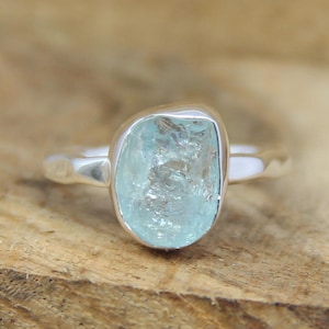 Anillo de plata de ley con aguamarina en bruto - Piedra natal de marzo
