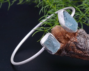 Pulsera de aguamarina cruda hecha a mano: brazalete de plata de ley mate