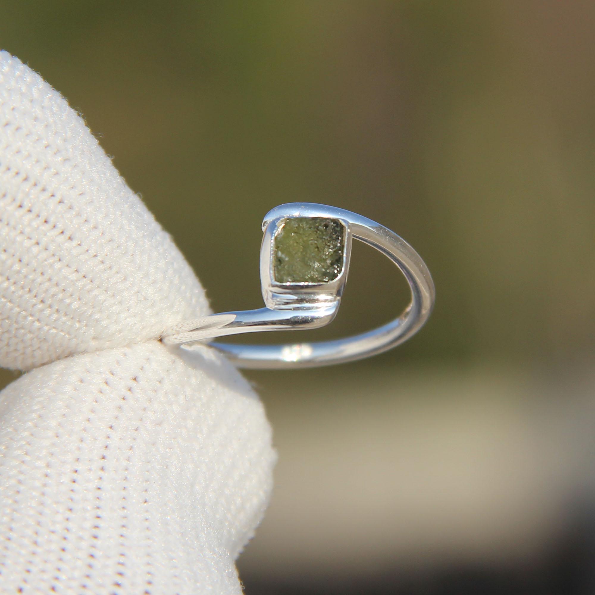 原石モルダバイトスターリングシルバーリング：ハンドメイドグリーン