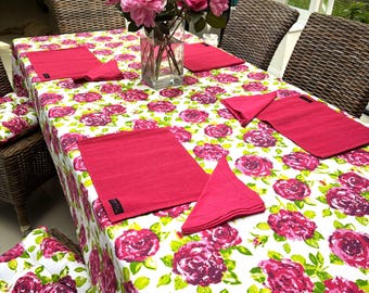 Vintage katoenen tafelkleed met rozenprint in roze, landelijke bloemendecoratie.