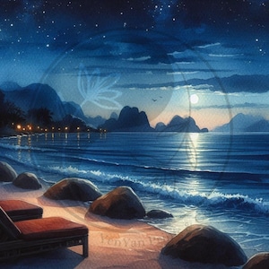 Könnte beinhalten: Ein Aquarellbild, das eine nächtliche Strandszene zeigt. Der Strand wird vom Mond und den Sternen beleuchtet. Zwei Liegestühle stehen am Strand, und das Meer ist ruhig und blau. Die Berge in der Ferne sind vor dem Himmel silhouettiert.