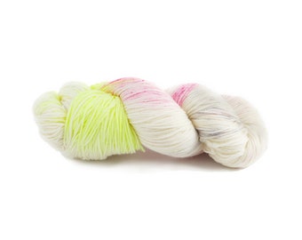 Spring Skies - 4 Ply Extrafine Merino Luxury Hand Dyed Fil - 100g Skein - Blanc Jaune Rose - Chaussette / Poids Doigté