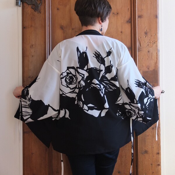 kimono a rose bianche e nere, viscosa leggera ed avvolgente. Kigido Yin-Yang