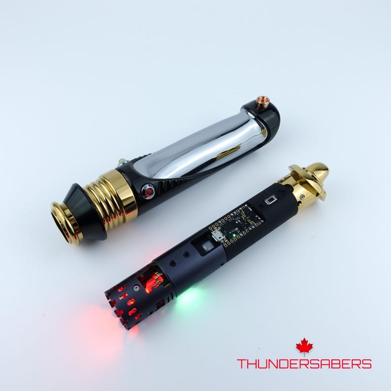 Puede incluir: Dos sables de luz futuristas. Uno tiene una hoja plateada y una empu&ntilde;adura dorada y negra. El otro es negro con una empu&ntilde;adura dorada y una luz roja y verde en el extremo. El texto "THUNDERSABERS" es rojo.