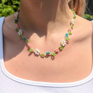 Daisy Flower Seed Bead Necklace: Playful Floral Jewelry