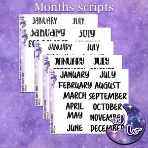Op de afbeelding: Witte stickerbladen met zwarte tekst van de maanden van het jaar in verschillende lettertypen. De woorden "Months scripts" staan bovenaan. De achtergrond is een paarse gradiënt met een galaxypatroon.