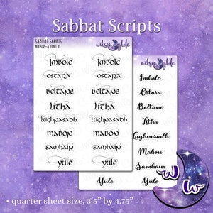 Pode incluir: Uma folha de autocolantes com os nomes dos oito feriados do sabbat escritos em uma fonte estilizada. Os feriados são Imbolc, Ostara, Beltane, Litha, Lughnasadh, Mabon, Samhain e Yule. Os autocolantes estão em uma folha de quarto, medindo 8,9 cm por 12,1 cm.