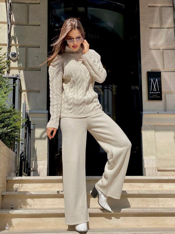 Abito da donna con pantaloni caldi beige avorio, maglione e