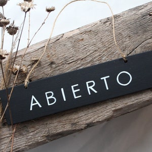 Bord Abierto Cerrado, Spaans zwart-wit open gesloten handgeschreven bord, hangende tafel