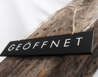 Placa aberta fechada alemã, mesa suspensa Geöffnet-Geschlossen, placa manuscrita aberta preta e branca