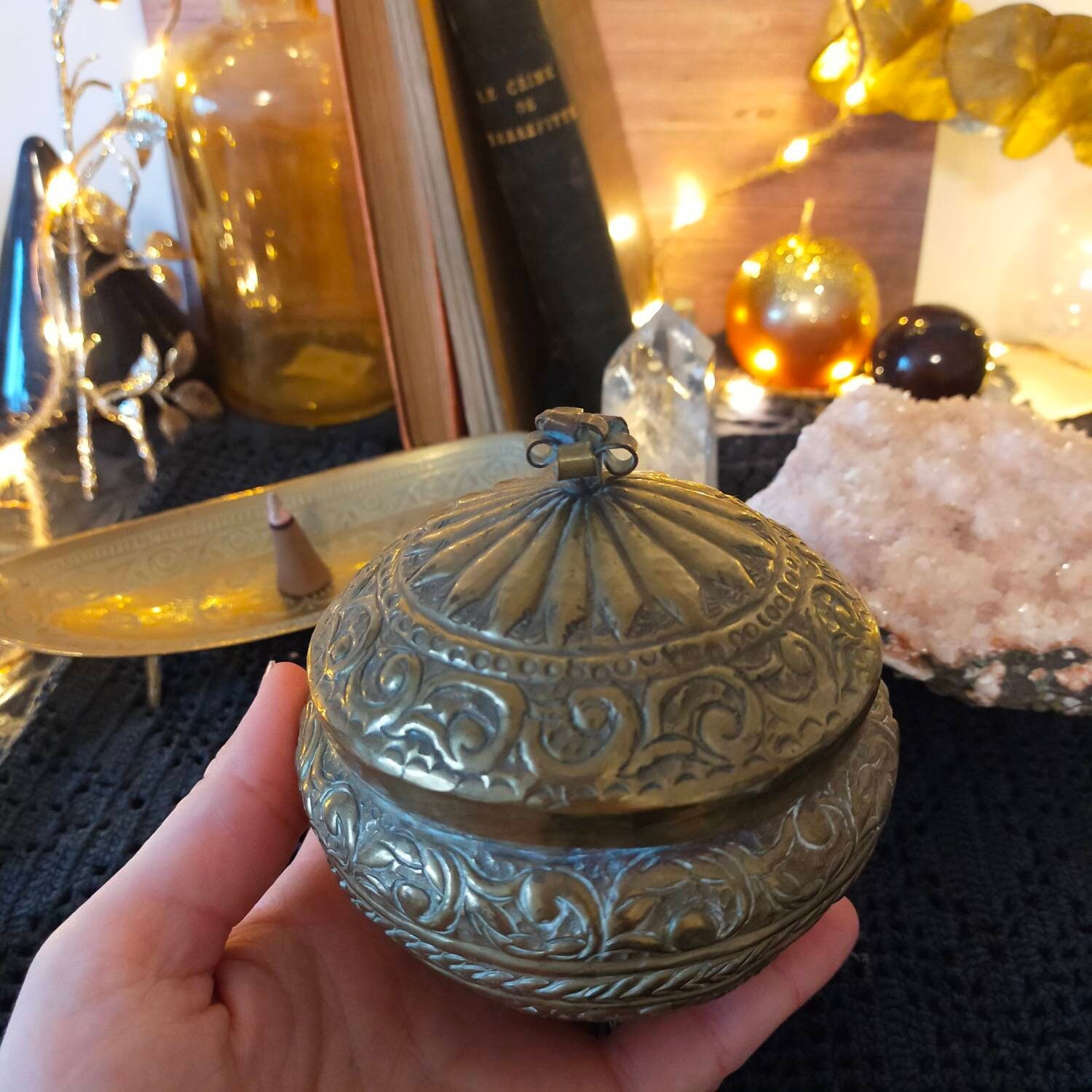Bonbonnière Brûle-Encens Vintage en Laiton Martelé Gravé Sorcière Autel Magie