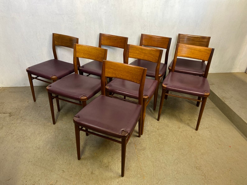 Un total de 8 chaises en teck conçues par Georg Leowald image 1