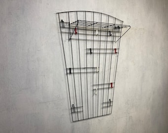 Stylische Mid Century Wandgarderobe im String Design