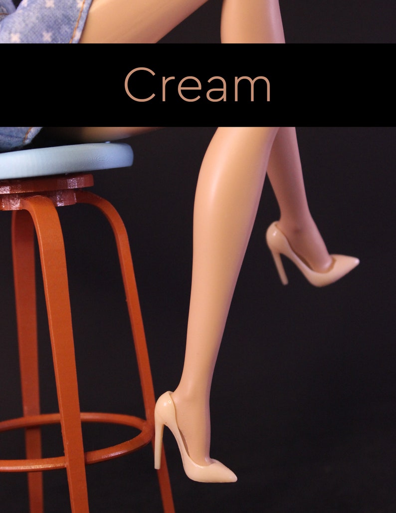 Puede incluir: Un par de tacones altos de color crema con punta puntiaguda. Los tacones los lleva una mu&ntilde;eca sentada en un taburete de madera con un asiento azul.