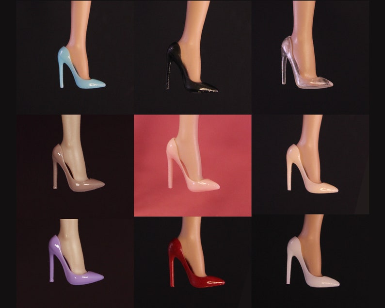 Puede incluir: Nueve pares de zapatos de tac&oacute;n alto en varios colores, incluyendo azul claro, negro, transparente, beige, rosa, blanco, lavanda y rojo.
