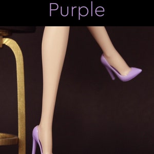 Puede incluir: Un par de zapatos de tac&oacute;n alto de color morado con punta.