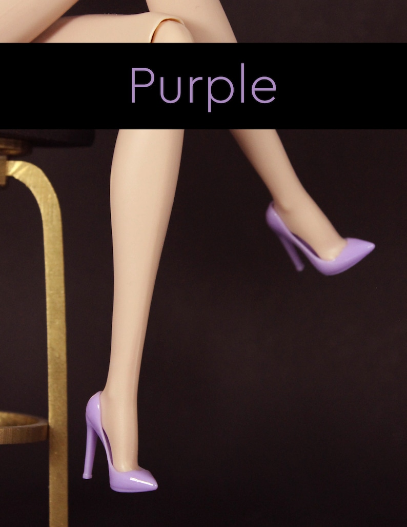 Puede incluir: Un par de zapatos de tac&oacute;n alto de color morado con punta.