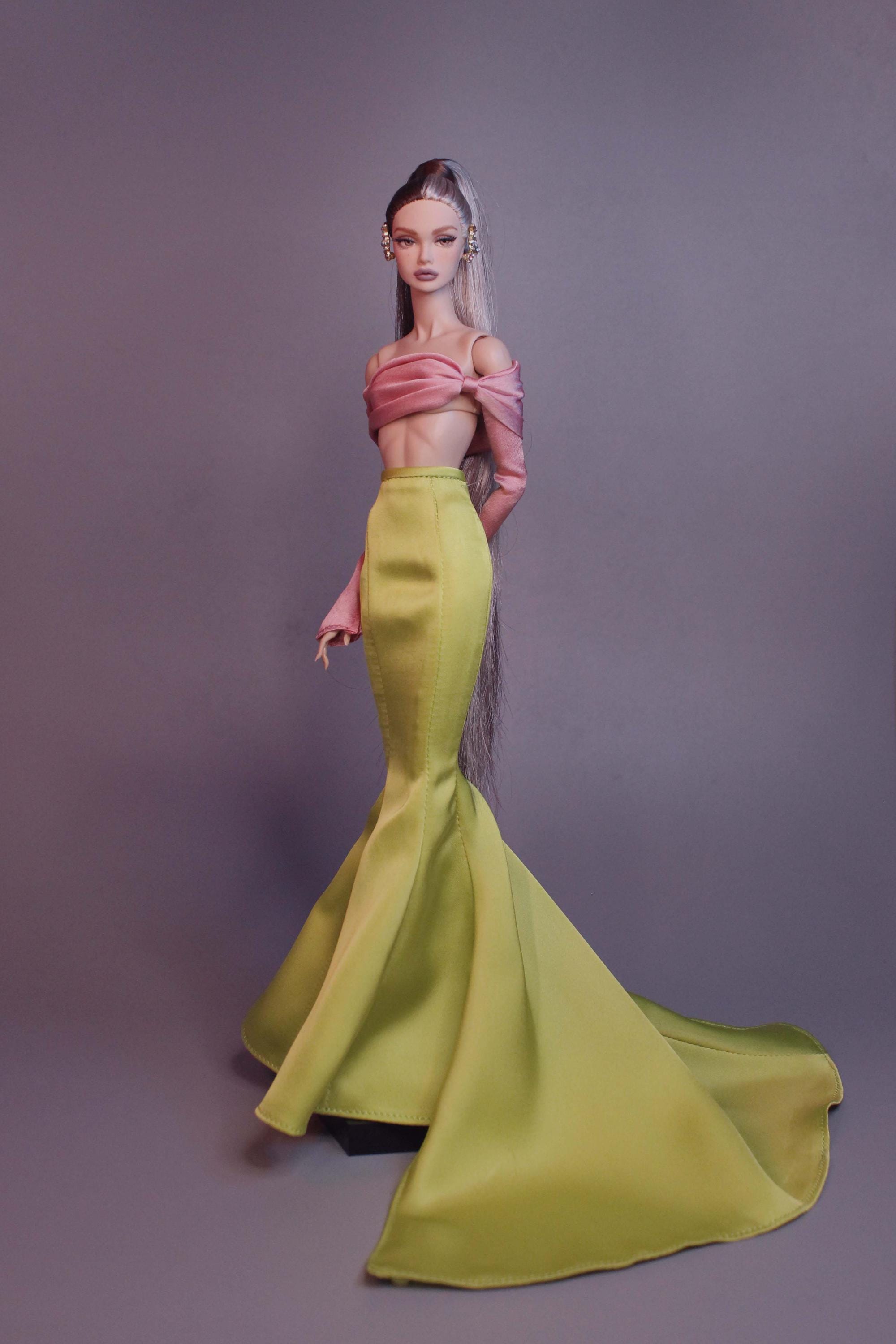 Robe de soirée midi avec encolure plissée
