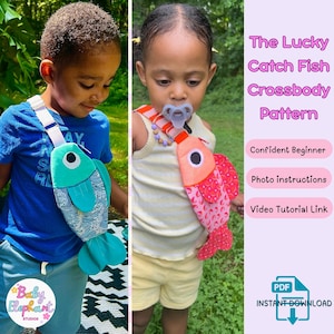Może przedstawiać: Cyfrowy wykrój krawiecki w formacie PDF o nazwie The Lucky Catch Fish Crossbody Pattern, zawierający instrukcje wykonania torby w kształcie ryby. Obraz przedstawia dwoje dzieci noszących gotowe torby na ramię w kolorach turkusowym i pomarańczowym.