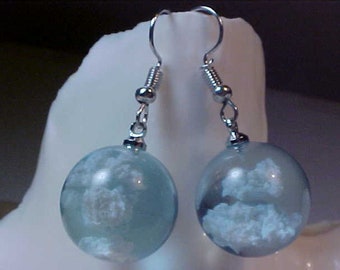 E-324 calmante relajante relajante peluche azul cielos y suave forma libre fluffy nubes blancas suspendidas transparente 16mm impresionante par de pendientes