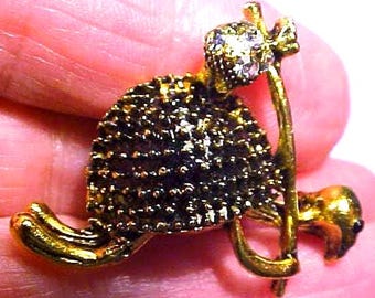 B-334 ¡Arte pop moderno único! Broche con diseño "Tortuga vagabunda" y detalles en cristales de imitación bañados en oro. Obra de arte visual.