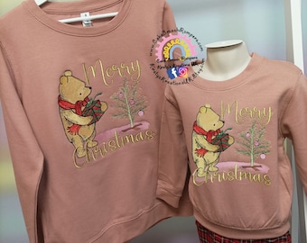 Broderad jultröja med Puh-motiv: Matchande mamma och mini-set