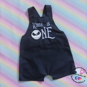 Hecho a mano Jack Skellington Cake Smash Shortalls feat Inspired Halloween Birthday Design Bespoke Personalized boys 1st Birthday Outfit