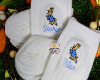 Juego de calcetines personalizados Peter Rabbit - Calcetín alto hasta la rodilla bordado rico en algodón con el nombre del niño y la imagen de Peter Rabbit White Sock High Boy