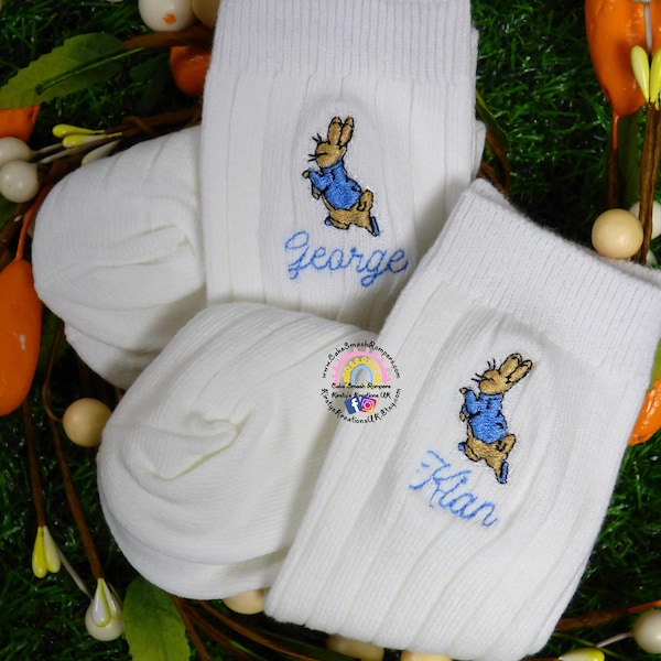 Peter Rabbit personalisiertes Sockenset – kniehohe Socken mit hohem Baumwollanteil, bestickt mit dem Namen des Kindes und dem Bild von Peter Rabbit, weißer Sock High Boy