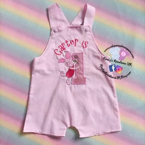 Roze Big birthday shortall JonJon Romper handgemaakte blauwe korte tuinbroek stijl geborduurde outfit ideaal voor 1e verjaardagen Poeh Beer