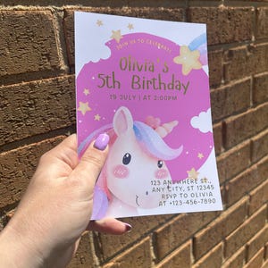 Może przedstawiać: R&oacute;żowe i białe zaproszenie urodzinowe z ilustracją jednorożca. Zaproszenie zawiera napis "Olivia's 5th Birthday" z datą i godziną. Zawiera adres i informacje RSVP.
