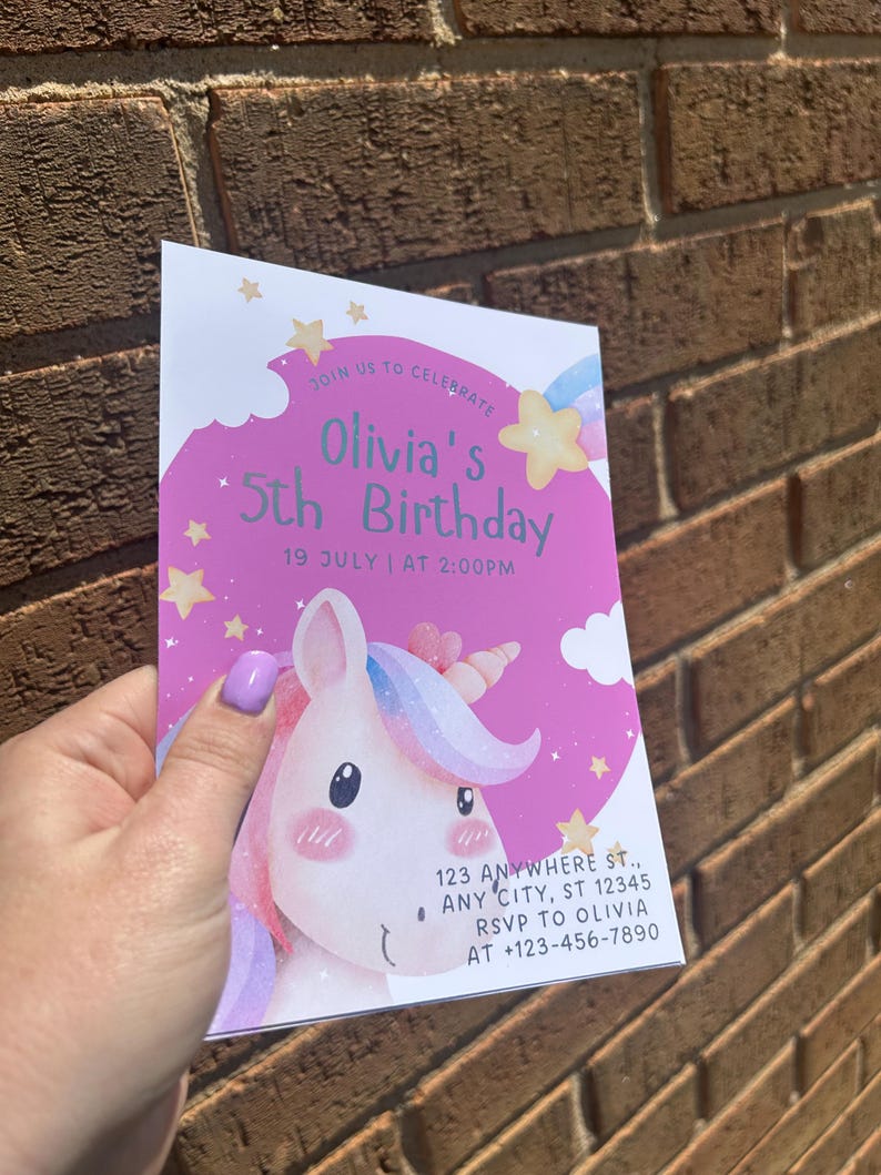 Może przedstawiać: R&oacute;żowe i białe zaproszenie urodzinowe z ilustracją jednorożca. Na zaproszeniu widnieje napis "Olivia's 5th Birthday" z datą i godziną. Zawiera r&oacute;wnież adres i informacje RSVP.