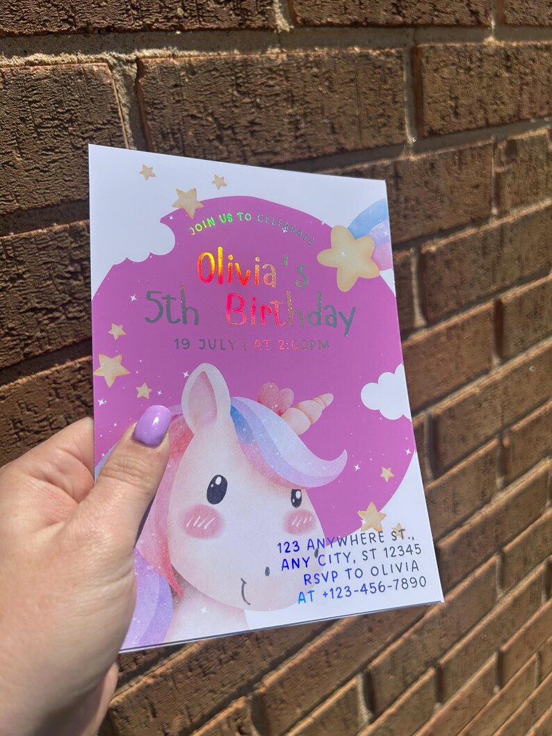Może przedstawiać: R&oacute;żowo-białe zaproszenie urodzinowe z ilustracją jednorożca. Zaproszenie zawiera tekst "Olivia's 5th Birthday" z datą i godziną. Dodatkowy tekst zawiera adres i informacje RSVP.
