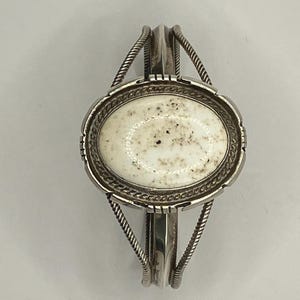 Brazalete vintage Navajo con piedra grande y búfalo blanco. Años 60 aproximadamente