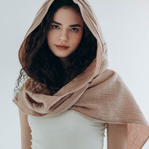 Halsduk i ekologisk bomull med huva Rund halsduk med huva i naturtyg Maxihalsduk med huva för lockigt hår