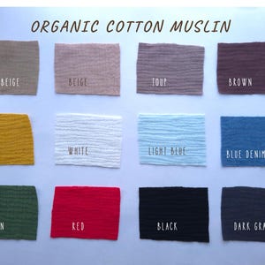 Pu&ograve; includere: Una tabella colori con campioni di tessuto in mussola di cotone biologico etichettati come Sand Beige, Beige, Taupe, Brown, Ocher, White, Light Blue, Blue Denim, Green, Red, Black e Dark Gray. Il tessuto ha una texture increspata e forma rettangolare.