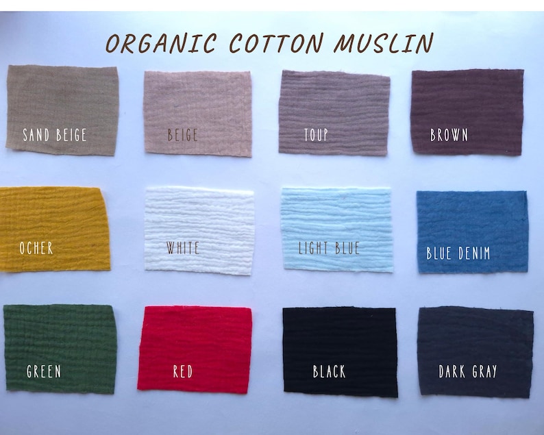 Pu&ograve; includere: Una tabella colori con campioni di tessuto in mussola di cotone biologico etichettati come Sand Beige, Beige, Taupe, Brown, Ocher, White, Light Blue, Blue Denim, Green, Red, Black e Dark Gray. Il tessuto ha una texture increspata e forma rettangolare.