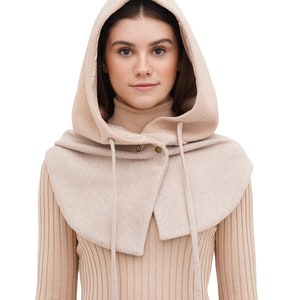 Sciarpa calda con cappuccio e fodera in raso. Cappuccio beige.