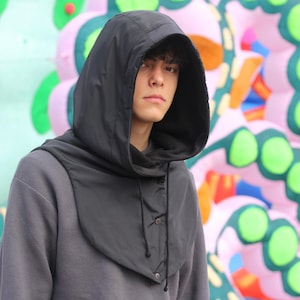 Vattentät, löstagbar huva med dubbla sömmar och bekväm krage