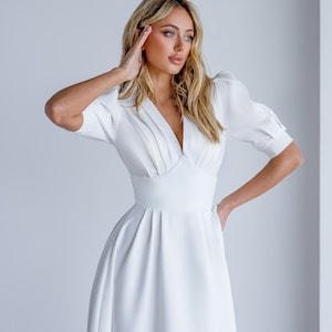 Witte midi-jurk met pofmouwen Minimalistische lange trouwjurken Gastoutfit