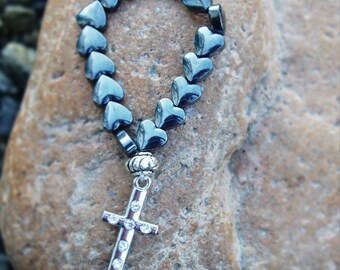 Les perles de coeur en métal poli d'hématite sonnent avec la croix, l'anneau de perle de prière de doigt, l'anneau chrétien, l'anneau de croix, les perles de méditation, le groupe de prière