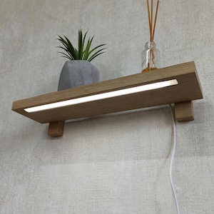 An der Wand befestigtes Regal aus Eichenholz mit LED-Licht