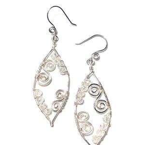 Boucles d&#39;oreilles en forme de feuille d&#39;argent avec tourbillons et cristaux transparents