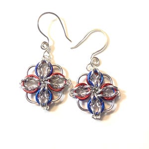Rot, Silber und Blau Flower Chainmaille Ohrringe - Vaterländische Ohrringe - 4. Juli Ohrringe