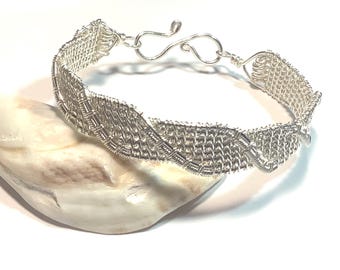 Pulsera tipo brazalete con diseño trenzado de alambre plateado u dorado